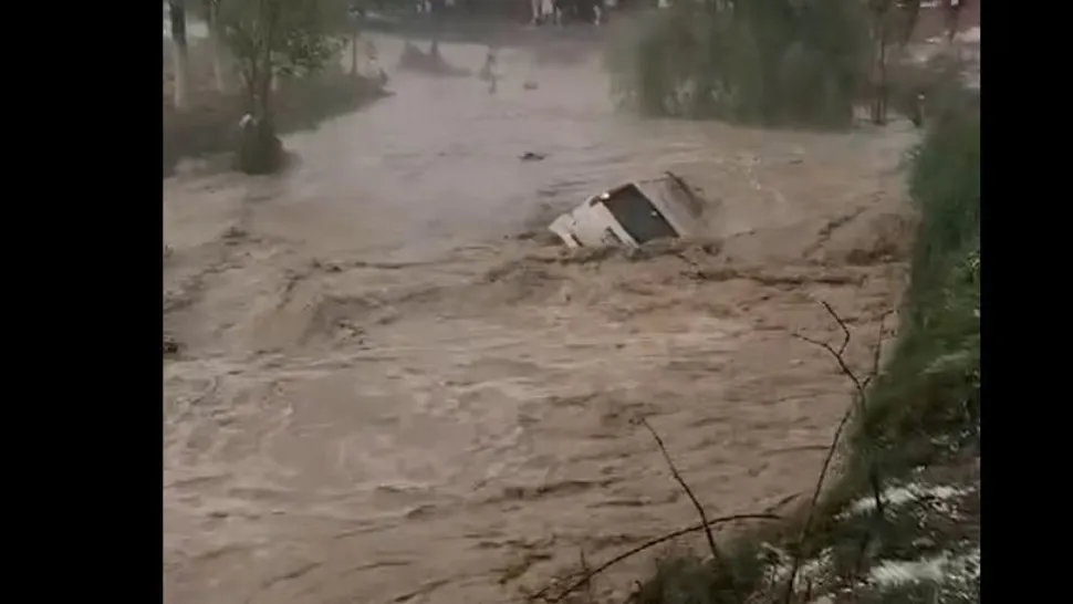 Prăpăd într-o localitate din Prahova. Viitura a luat pe sus mai multe mașini VIDEO