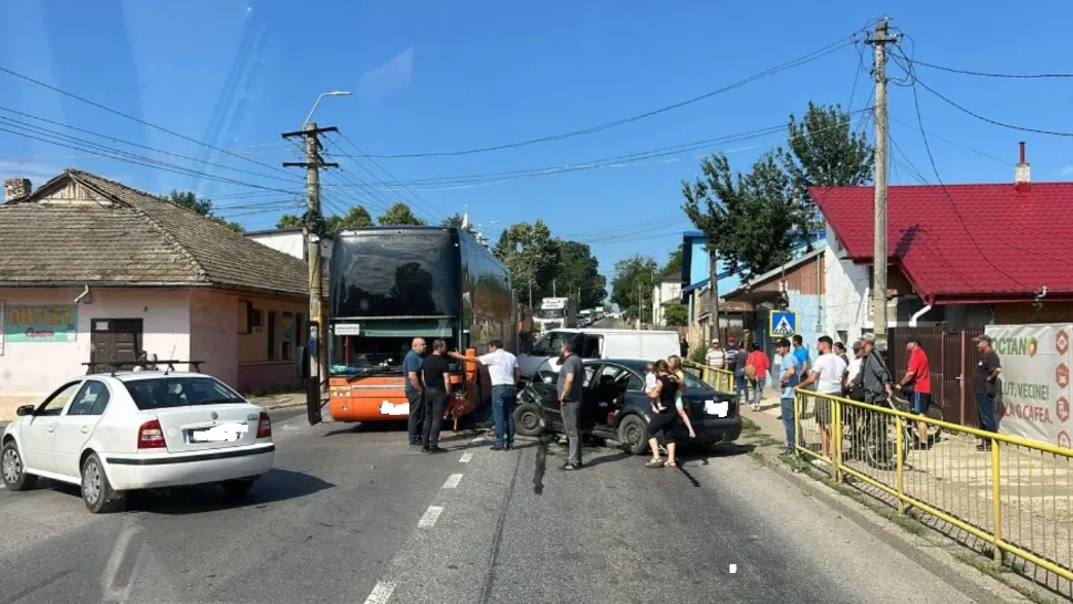 Plan Roșu de intervenție la Iași! Un autocar cu 55 de persoane şi două maşini, implicate într-un accident grav la Podul Iloaiei