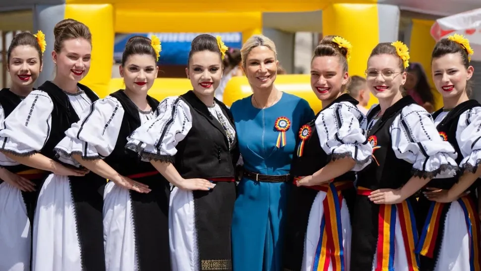 Ministerul Culturii, dialog cu Louis Vuitton după ce compania a folosit ia ca inspiraţie 