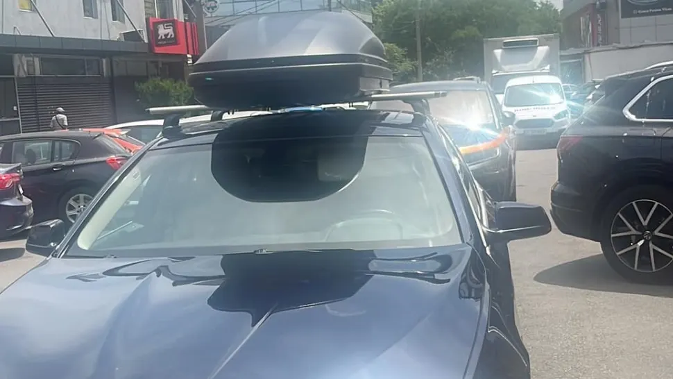 Vacanță de coșmar în Grecia pentru o familie de români, după ce mașina le-a fost FURATĂ din parcarea vilei unde erau cazați: "A intrat peste noi in casă"