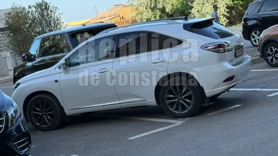 Un bolid de lux cu numere de Ucraina, parcat pe două locuri la Summerland Mamaia. Tupeu maxim într-una dintre cele mai aglomerate stațiuni de pe litoral!