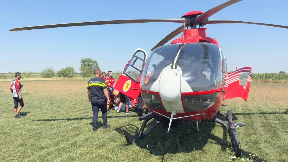 Salvatorii, în alertă: Persoană căzută cu parașuta la aterizare, pe aerodromul Clinceni. A fost chemat elicopterul SMURD
