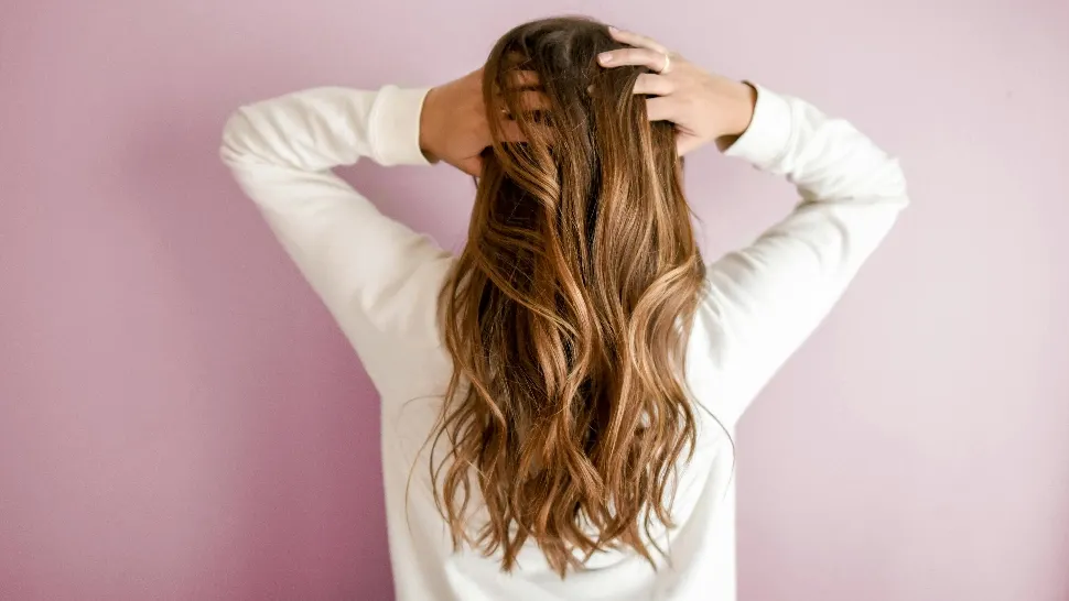 Ce se întâmplă dacă îți clătești părul cu ceai de mentă sau de rozmarin. Nu vei mai apela la produsele cosmetice costisitoare. Trucuri pentru a avea o podoabă capilară de invidiat
