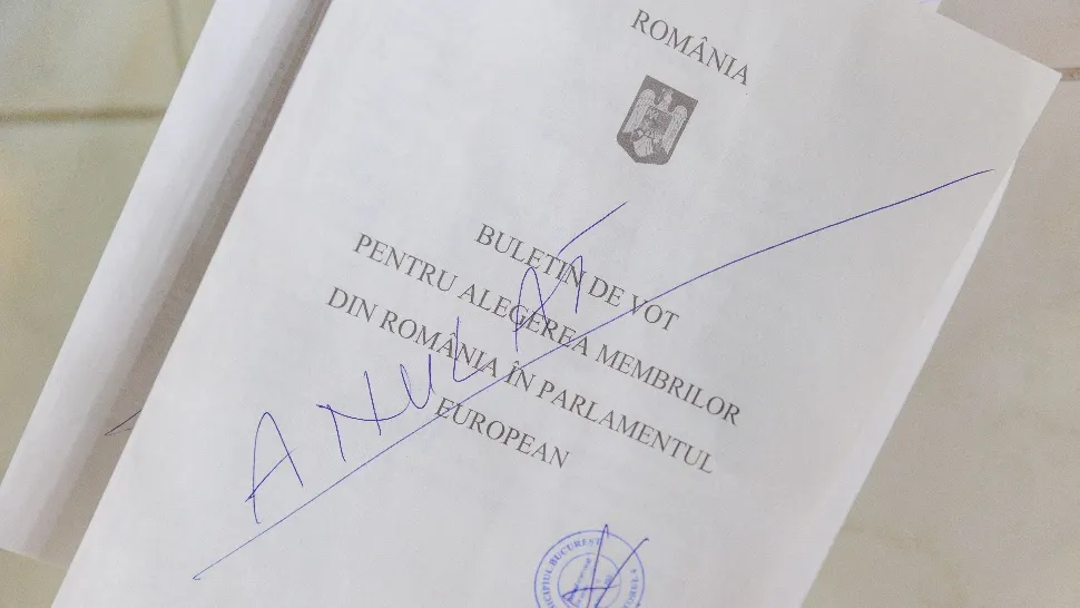 Mai multe buletine de vot deja ștampilate, descoperite într-o secție de votare din Capitală. Poliția a intrat pe fir