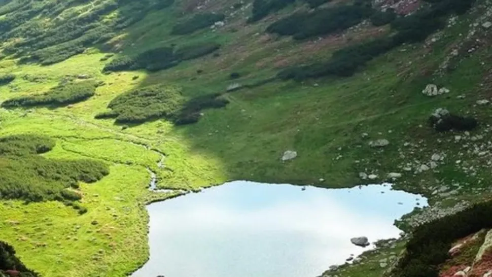 Misterul lacului natural care are forma României. De ce se tem oamenii să se scalde în apele lui?