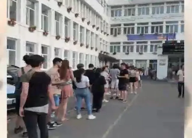 Tinerii votează. Mobilizare masivă în complexul studențesc Regie: Cozi uriașe la secțiile de votare