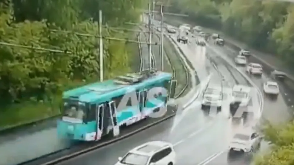 Pasagerii unui tramvai scăpat de sub control, aruncați în fața mașinilor din trafic, într-o curbă: 67 de răniți. Scene șocante în Rusia