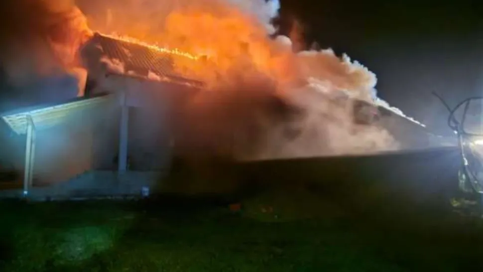 Incendiu devastator în Neamț! Casa parohială de la Oanțu a luat foc: preotul, soţia sa şi cei 3 copii s-au autoevacuat