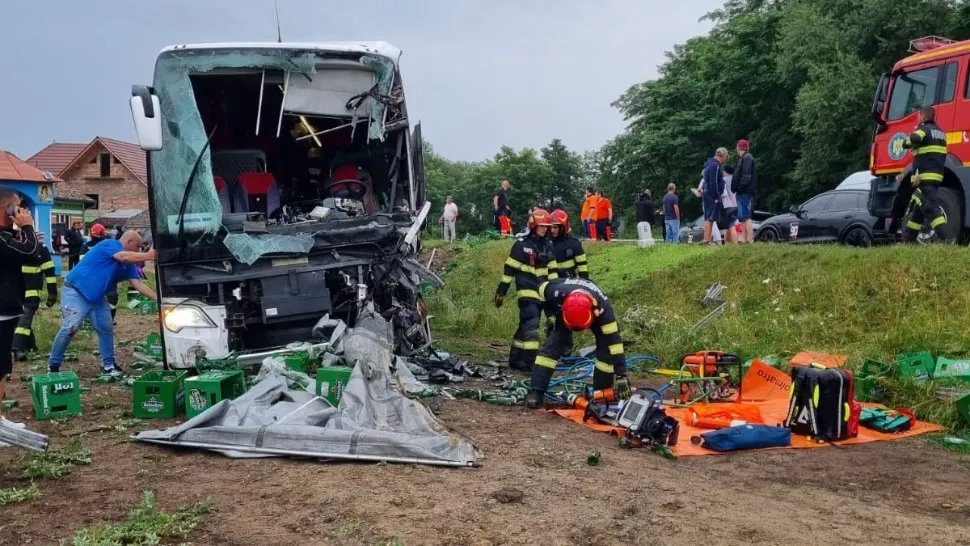 Autocar cu 57 de persoane, implicat într-un grav accident de circulație pe DN1. Trei persoane, transportate la spital