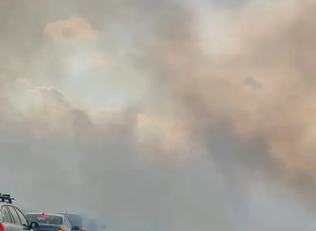 Incendiile de vegetație din Fundulea au dat peste cap traficul feroviar dinspre mare. Întârzieri de 1.400 de minute
