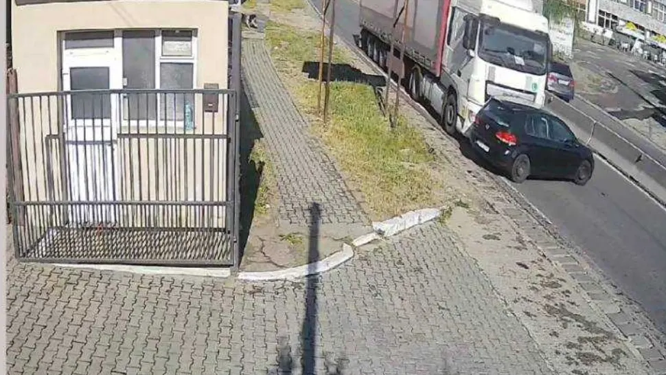 Un TIR a acroșat un autoturism și l-a târât zeci de metri pe șosea! VIDEO