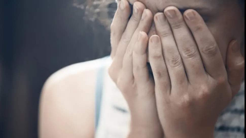 Elevă sugrumată, pusă să stea în genunchi și hărțuită constant, într-o școală din Constanța. Cum a încercat conducerea unității să mușamalizeze cazul