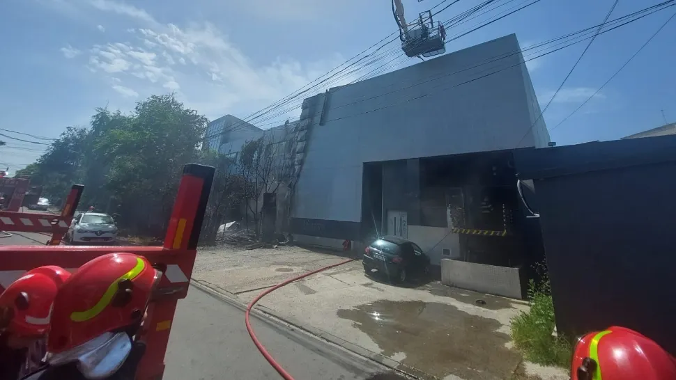 Incendiu de proporții în cartierul Rahova din Capitală. Intervin 12 mașini de pompieri VIDEO