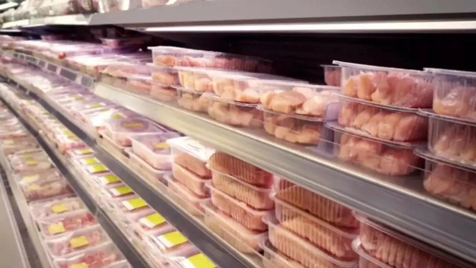 Peste 70% din carnea de pui de la o rețea de supermarketuri foarte populară printre români „este contaminată cu germeni rezistenți la antibiotice”. Raport devastator la nivel european