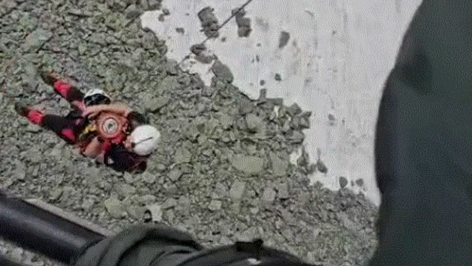 VIDEO: Un tânăr de 17 ani a fost salvat cu elicopterul după un accident în Masivul Retezat