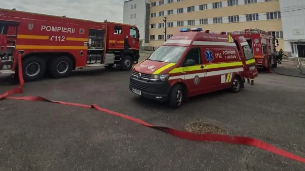 Incendiu în ziua alegerilor electorale. Pompierii au intervenit în apropierea Spitalului de Urgență din Petroșani