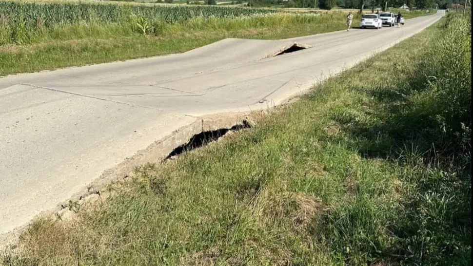 Drumurile groazei. Plăci de beton desprinse, pe o șosea din Gorj. O femeie a zburat cu mașina de pe carosabil