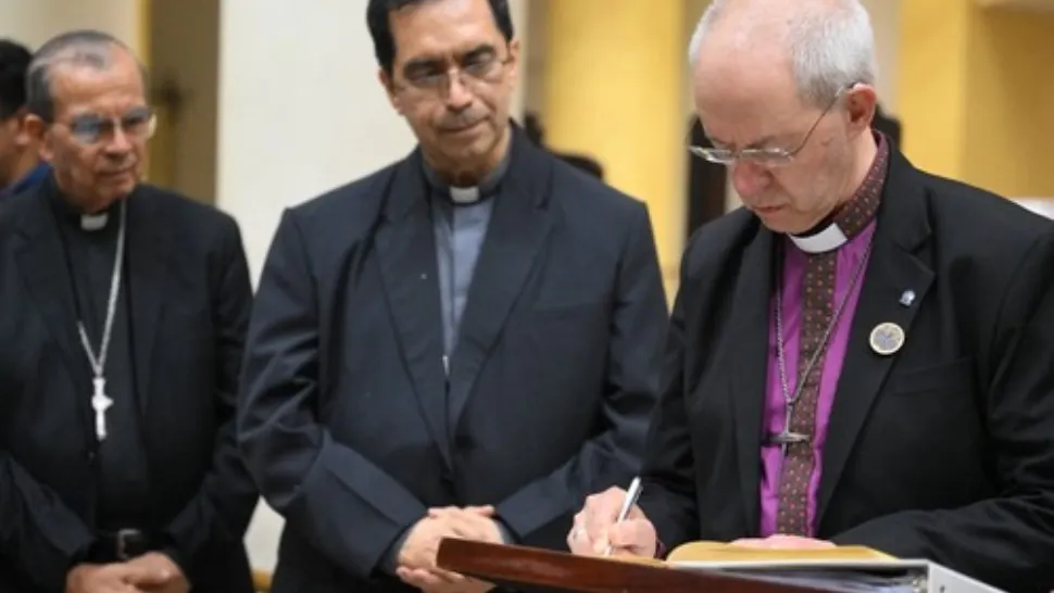 Scandal în biserica Anglicană din cauza căsătoriilor între persoane de acelaşi sex. O parte a liderilor religioși amenință cu schisma