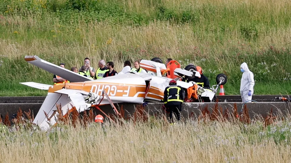 Tragedie în apropierea Parisului! Un avion s-a prăbușit pe o autostradă din Franța: trei morți