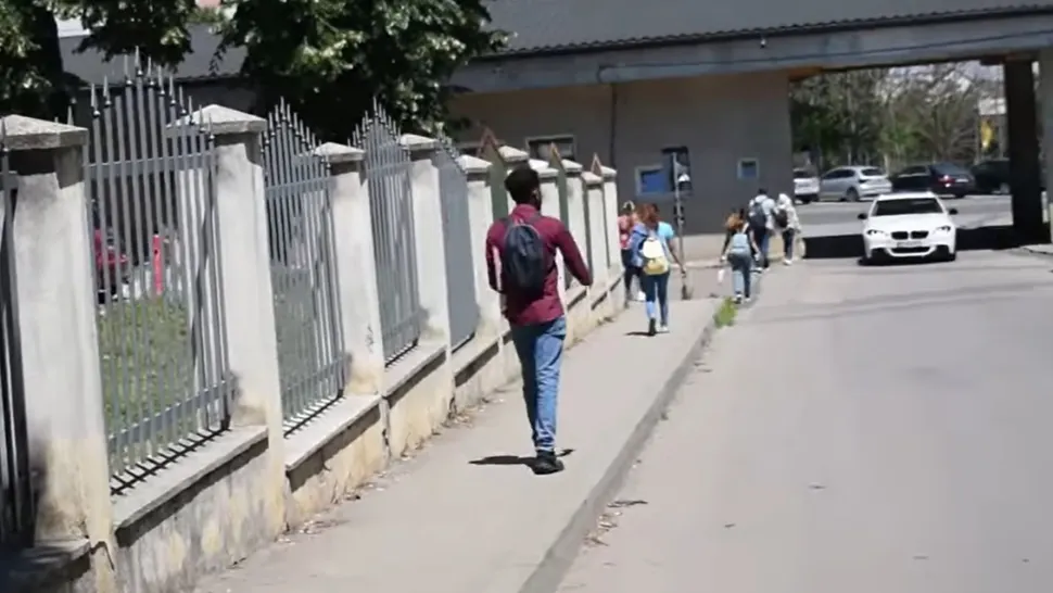 Scandal la o fabrică de confecții din Botoșani. Mai mulți muncitori străini au reclamat la 112 că sunt ținuți ostatici. Patronii îi acuză că s-au angajat doar pentru a migra ilegal în alte țări- VIDEO