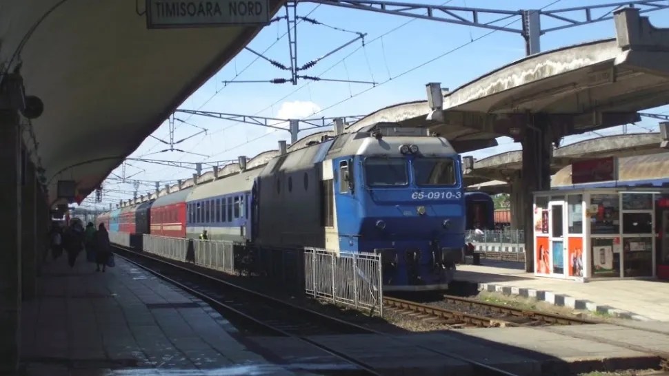 Accident în Gara de Nord din Timișoara. Doi muncitori, luați pe sus, cu tot cu schelă, de tren
