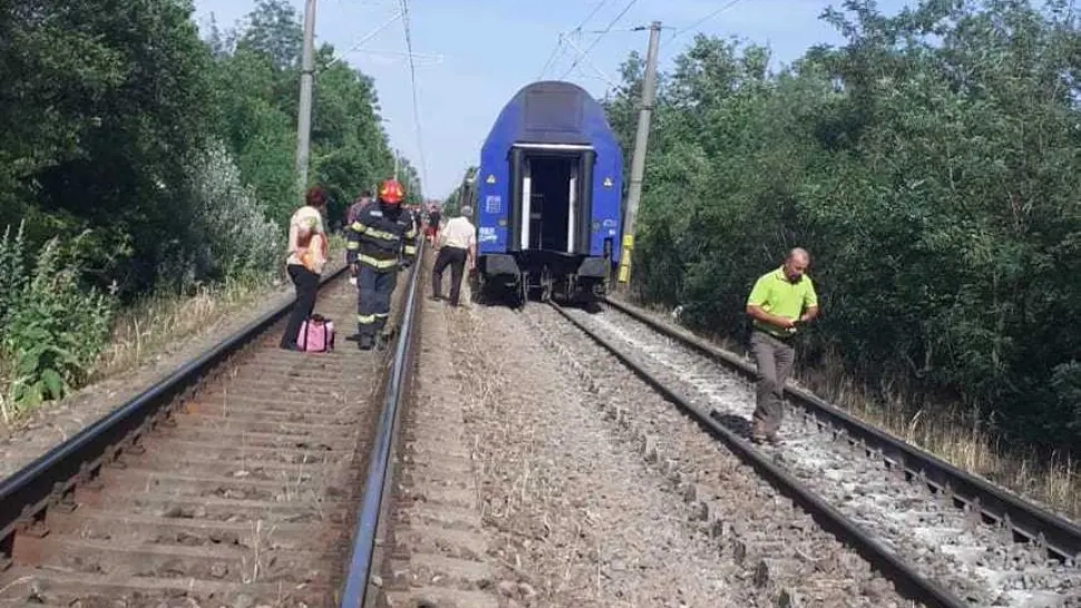 Un tren care a plecat de la Craiova spre București s-a stricat în drum. Oamenii așteaptă, în câmp, locomotiva nouă