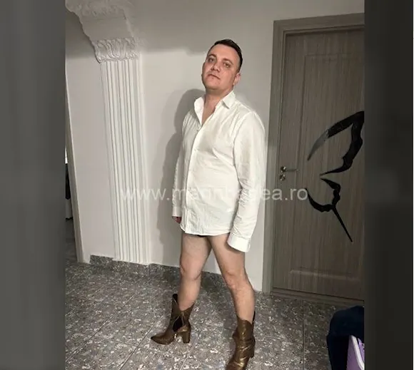 Imagini halucinante cu subprefectul județului Călărași: bărbatul, fotografiat în chiloți, dar și cu pistolul la spate, dansând