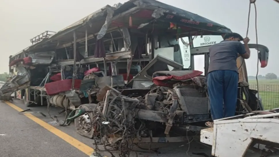 Impact devastator între un autobuz și un camion, pe o șosea din India: 18 morți și 19 răniți