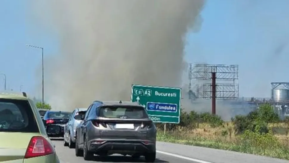 Incendiu de proporții pe Autostrada Soarelui. Traficul rutier a fost întrerupt pe ambele sensuri, în zona Fundulea