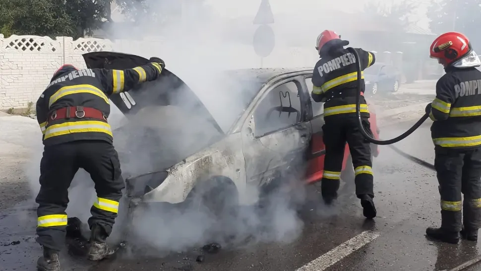Incident dramatic pe DN 5C: O mașină a ars complet din cauza unui scurtcircuit