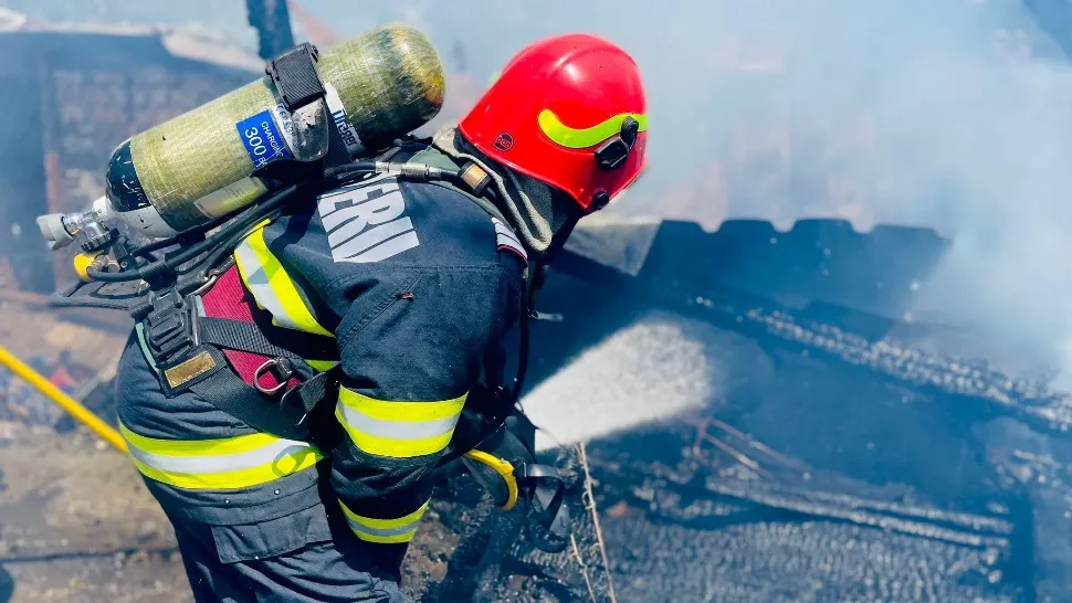Incendiu devastator în comuna comuna Izvoarele, Argeș. O casă a ars din temelii