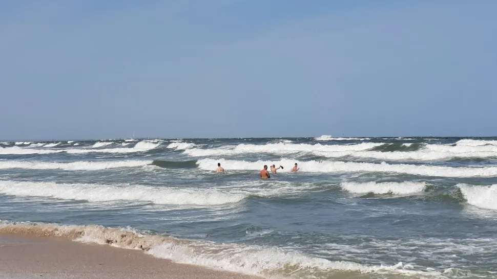 ALERTĂ pe litoral. Salvamarii au arborat steagul roșu pe plajele din Costinești și Eforie. Turiștii ignoră