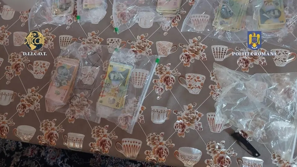 Traficanți de droguri, prinși în flagrant, în timp ce vindeau cocaină şi metamfetamină către consumatori din Capitală: ce au descoperit polițiștii la percheziții