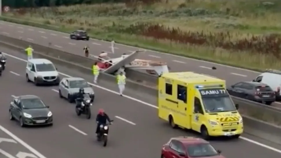 Tragedie aeriană: un avion de mici dimensiuni s-a prăbușit pe autostradă. Nu există supraviețuitori - FOTO
