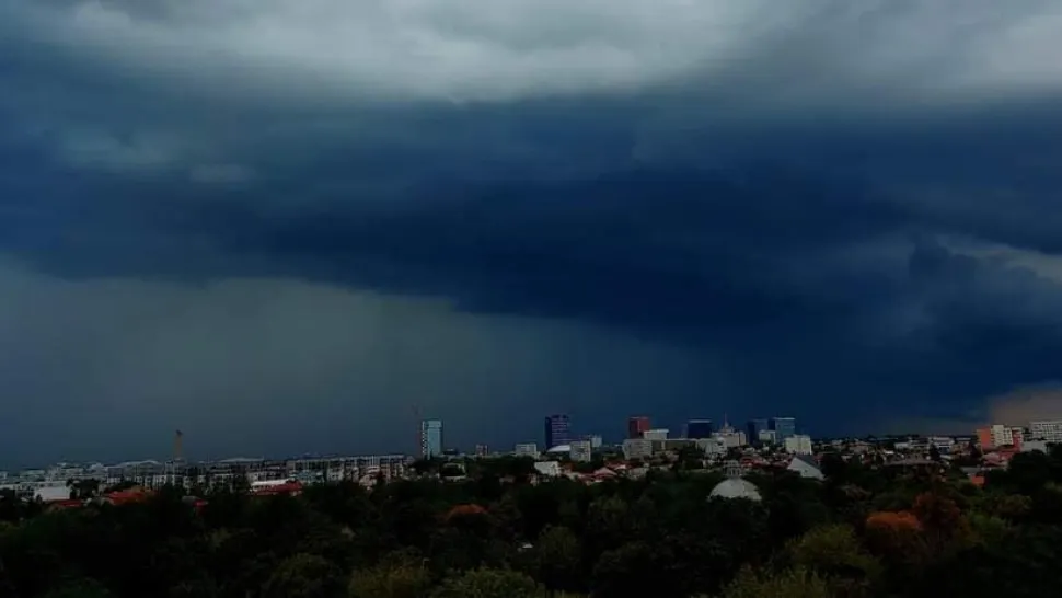 Bucureștiul, mica Veneție din Balcani, după o ploaie de numai câteva minute! FOTO/VIDEO