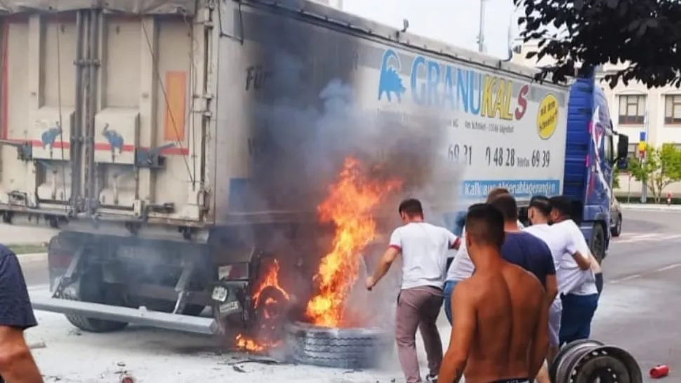 Incendiu în fața Primăriei Bârlad: Cauciucurile unui TIR au luat foc