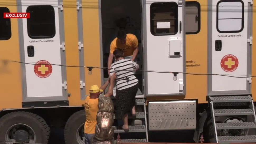 Caravana medicală își face drum către localitățile defavorizate. Consultații oftalmologice gratuite pentru bunicii României 