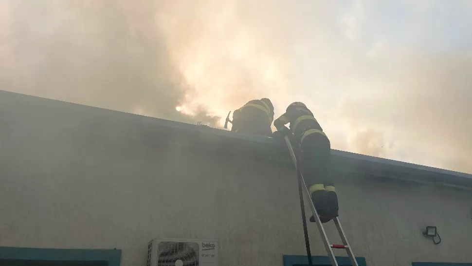 Un incendiu violent a izbucnit la un azil de bătrâni din județul Tulcea. 40 de persoane evacuate de urgență. VIDEO cu încercările disperate ale pompierilor de a opri flăcările