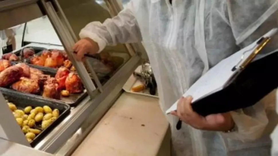 A plouat cu amenzi pe litoral, după controalele ANSVSA. Alimentele depozitate în condiții mizerabile i-au speriat pe inspectorii sanitari