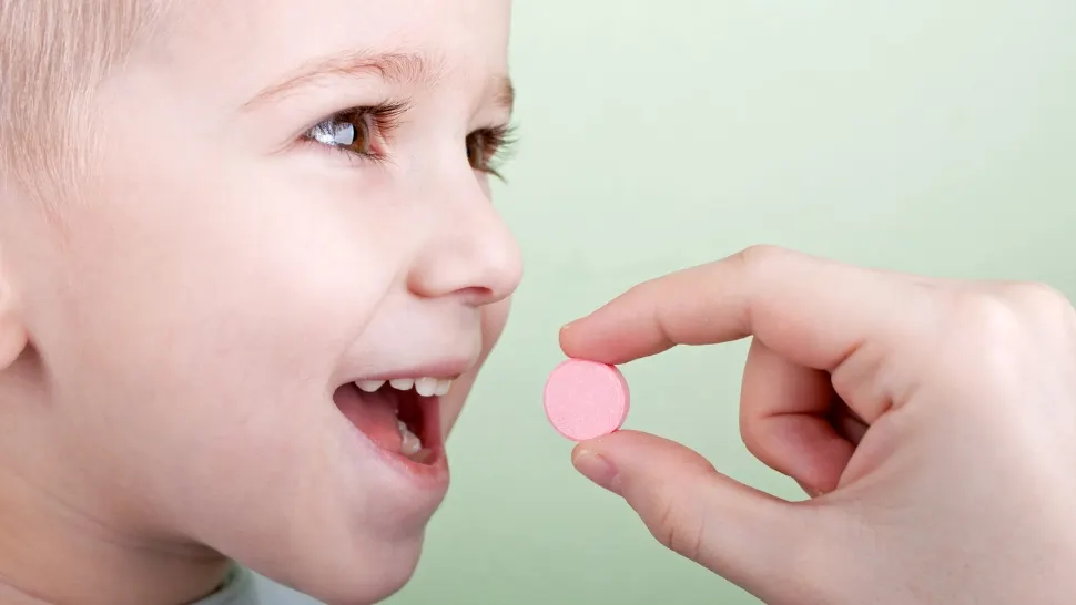  Cum trebuie să administrezi medicamente celor mici? Greșeala pe care mulți părinți o fac