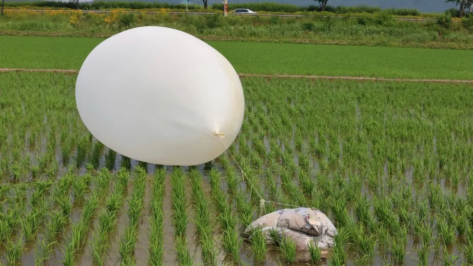 Incident bizar. Coreea de Nord trimite gunoaie cu balonul în Coreea de Sud VIDEO