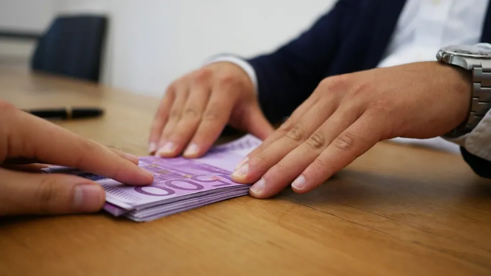 Credite bancare cu acte false: Pagubă uriașă de 2,8 milioane de lei și 12 inculpați trimiși în fața instanței