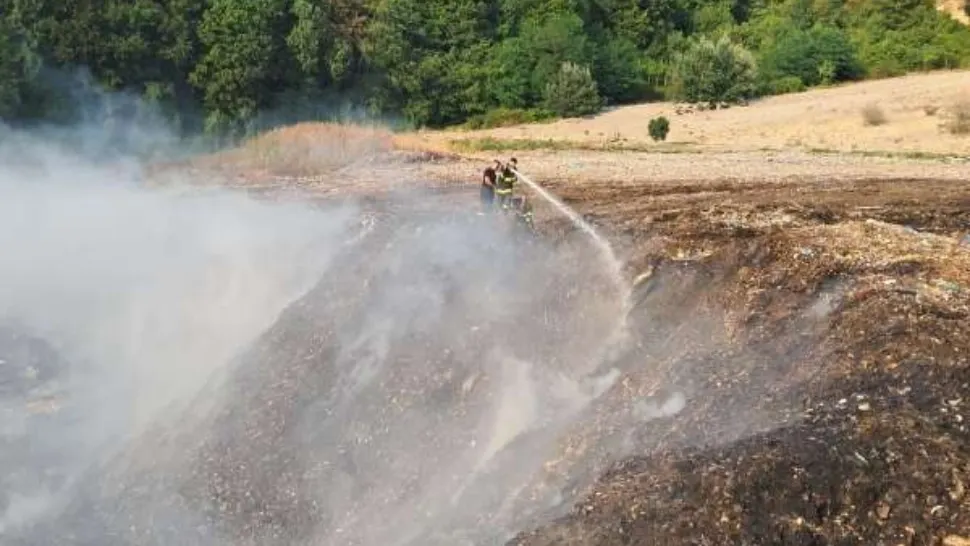 Pompierii se luptă de două zile să stingă un incendiu la un depozit de deșeuri din Râmnicu Vâlcea. Stratul de gunoi arde la adâncime pe aproape 700 mp