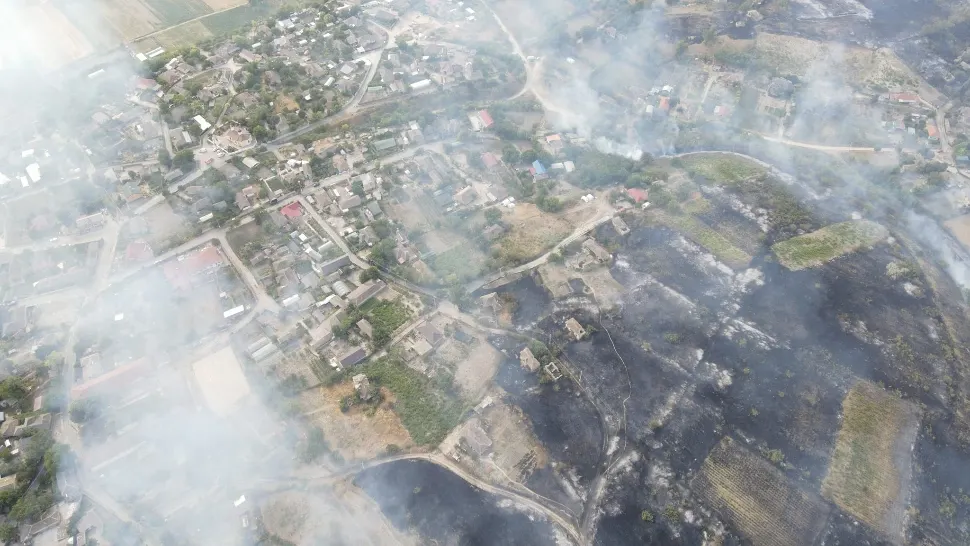 Incendiu devastator într-o comună din  Constanța. 20 de gospodării au fost făcute scrum. VIDEO  