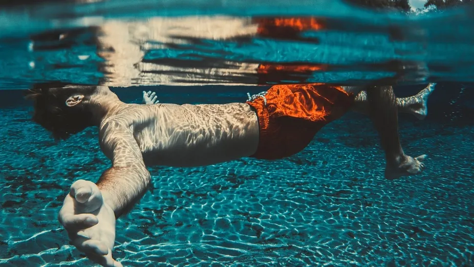 Ce boli poți să iei de la piscină sau de la ștrand? Avertismentul unui dermatolog: „Pete roșii care te mănâncă”
