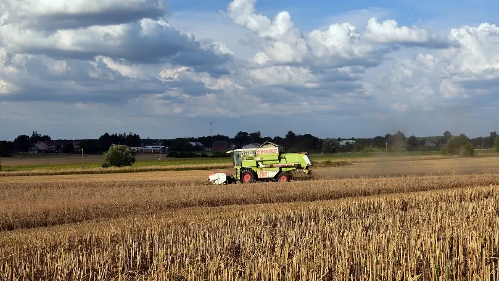 Șoferul unei combine agricole, în stare gravă. Mașinăria a luat foc pe câmp în timp ce era condusă