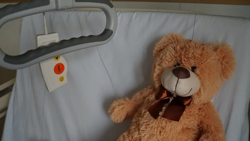 Tragedie la Baia Mare: O copilă de doi ani a murit la câteva ore după internare. Corpul său este plin de lovituri