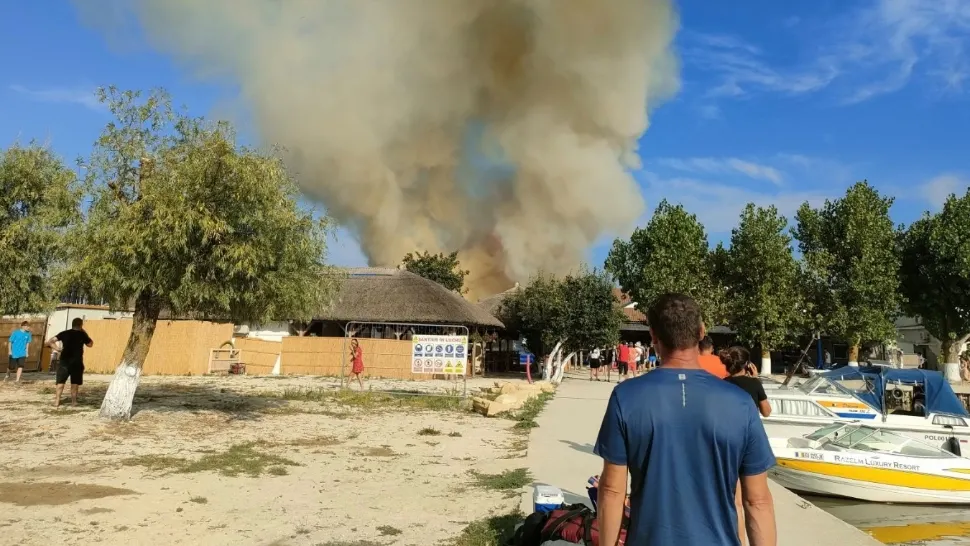 Incendiu violent în satul de vacanță Gura Portiței, din Deltă - VIDEO