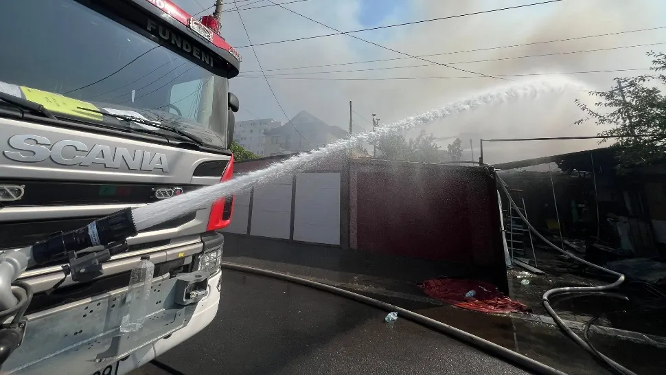 Incendiu DEVASTATOR în Colentina. 700 de metri pătrați de case au ars din temelii VIDEO