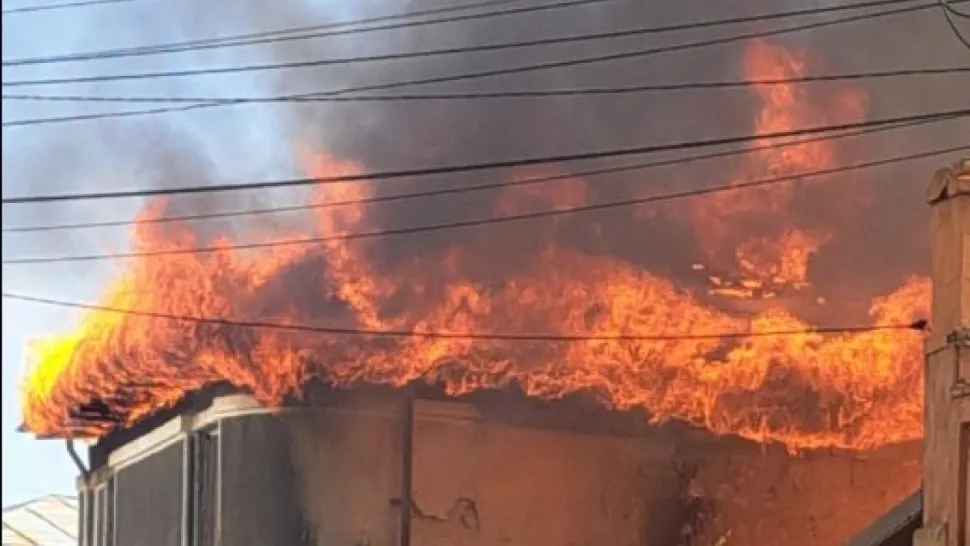 Incendiu puternic chiar în centrul orașului. Mai multe echipaje de pompieri au ajuns la fața locului - VIDEO